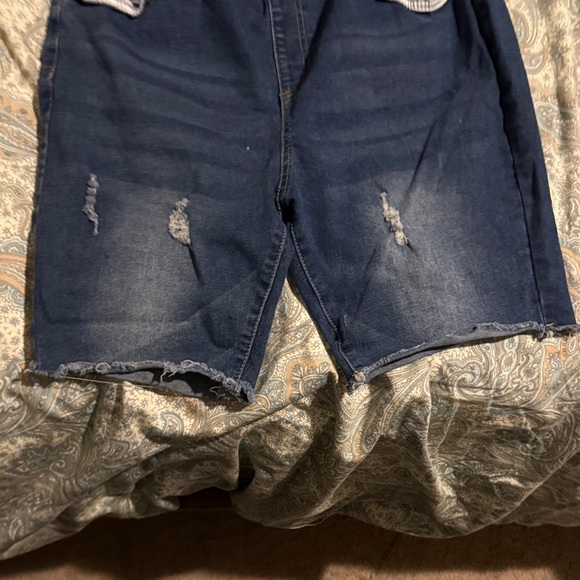 SHEIN Curve Indigo Denim Shorts - Picture 4 of 4